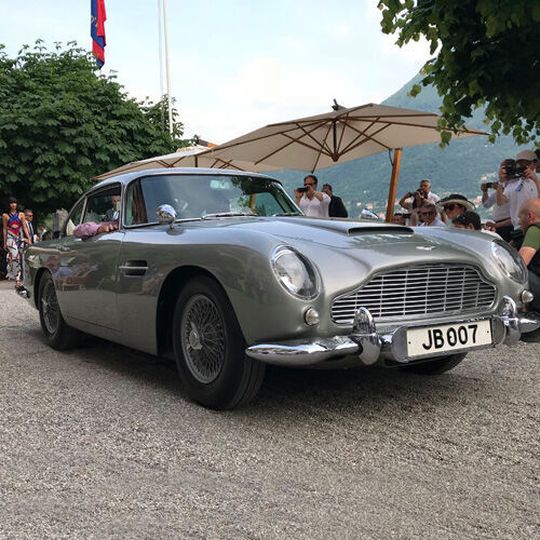 Ein Aston Martin DB5 in den Gärten der Villa d'Este. Ein Aston Martin DB5 in den Gärten der Villa d'Este.