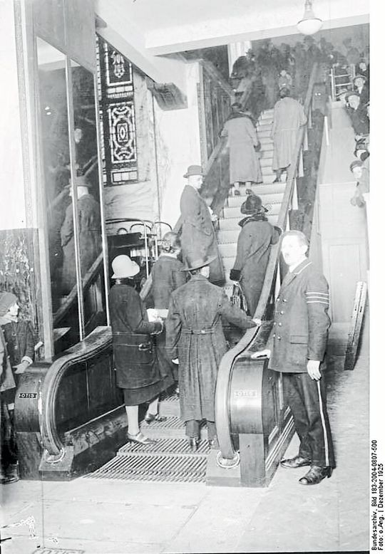 Am 22.12.1925 wurde bei Herrmann Tietz in der Leipziger Straße Berlins erste Rolltreppe in Betrieb genommen.