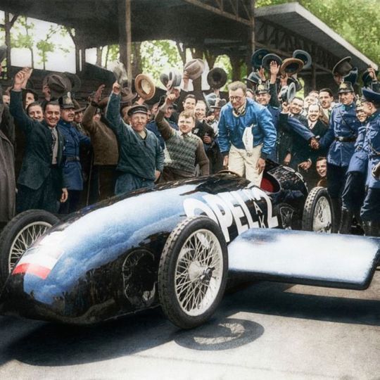Fritz von Opel wird nach seinem wilden Ritt im RAK 2 gefeiert (Koloration des Schwarz-Weiß-Pressefotos von 1928). Fritz von Opel wird nach seinem wilden Ritt im RAK 2 gefeiert (Koloration des Schwarz-Weiß-Pressefotos von 1928).