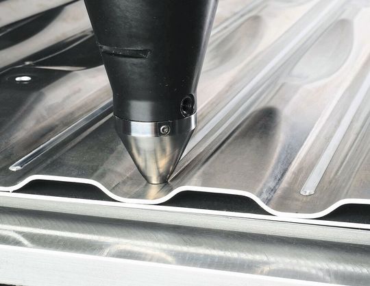 Über die am Werkzeug Reibstift befindliche Schulter wird das plastifizierte Alu-Material verdichtet, und es entsteht die gewünschte feste, medien- und druckdichte Verbindungsnaht zwischen den Werkstücken. Über die am Werkzeug Reibstift befindliche Schulter wird das plastifizierte Alu-Material verdichtet, und es entsteht die gewünschte feste, medien- und druckdichte Verbindungsnaht zwischen den Werkstücken.