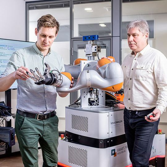 Intelligente Robotik zählt zu den Schwerpunkten der Forschungsarbeit im Smart Production Lab. Intelligente Robotik zählt zu den Schwerpunkten der Forschungsarbeit im Smart Production Lab.