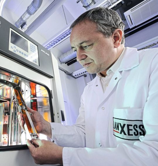 Maßgeschneiderte monomere Carbodiimide sind der Schlüssel für neue Kunststoffstabilisatoren von Lanxess. Diese sollen Polymerbauteile zuverlässig vor Hydrolyse schützen, also dem Kettenabbau und damit einer Schädigung durch Reaktionen mit Wasser. Maßgeschneiderte monomere Carbodiimide sind der Schlüssel für neue Kunststoffstabilisatoren von Lanxess. Diese sollen Polymerbauteile zuverlässig vor Hydrolyse schützen, also dem Kettenabbau und damit einer Schädigung durch Reaktionen mit Wasser.