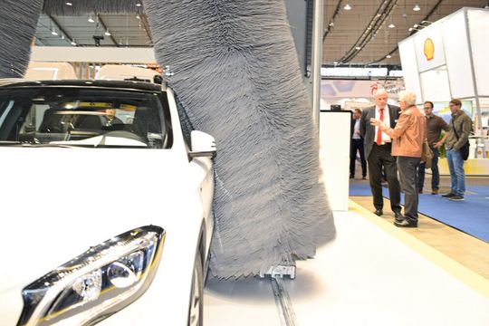 Die „K!Brush iQ“-Seitenbürste der neuen „Klean!Star iQ“-Waschanlage passt sich mit bis zu sieben verschiebbaren Segmenten auch an stark konturierte Fahrzeuge an. Die „K!Brush iQ“-Seitenbürste der neuen „Klean!Star iQ“-Waschanlage passt sich mit bis zu sieben verschiebbaren Segmenten auch an stark konturierte Fahrzeuge an.