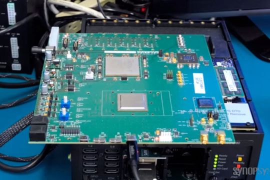 Nach dem im September 2017 verabschiedeten USB 3.2 Standard können mit USB-C-Kabeln bis zu 20 Gbit/s an Daten übertragen werden. In einem frühen Prototypen präsentierte Synopsys nun eine Datenübertragungsgeschwindigkeit von 1,6 Bgyte pro Sekunde, also 13 Gbit/s - 3 Gbit/s schneller als bisher mit USB 3.1 möglich. Nach dem im September 2017 verabschiedeten USB 3.2 Standard können mit USB-C-Kabeln bis zu 20 Gbit/s an Daten übertragen werden. In einem frühen Prototypen präsentierte Synopsys nun eine Datenübertragungsgeschwindigkeit von 1,6 Bgyte pro Sekunde, also 13 Gbit/s - 3 Gbit/s schneller als bisher mit USB 3.1 möglich.