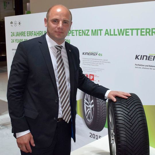 Chefingenieur Andreas Puerschel erklärte »kfz-betrieb« den neuen Hankook-Ganzjahresreifen. Chefingenieur Andreas Puerschel erklärte »kfz-betrieb« den neuen Hankook-Ganzjahresreifen.