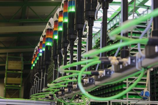 Die Signalsäulen im Logistikzentrum von Murrelektronik leuchten grün dank der Cube-Cable-Module, die mit 1,5 m langen Verbindungsleitungen versehen sind. Die Signalsäulen im Logistikzentrum von Murrelektronik leuchten grün dank der Cube-Cable-Module, die mit 1,5 m langen Verbindungsleitungen versehen sind.