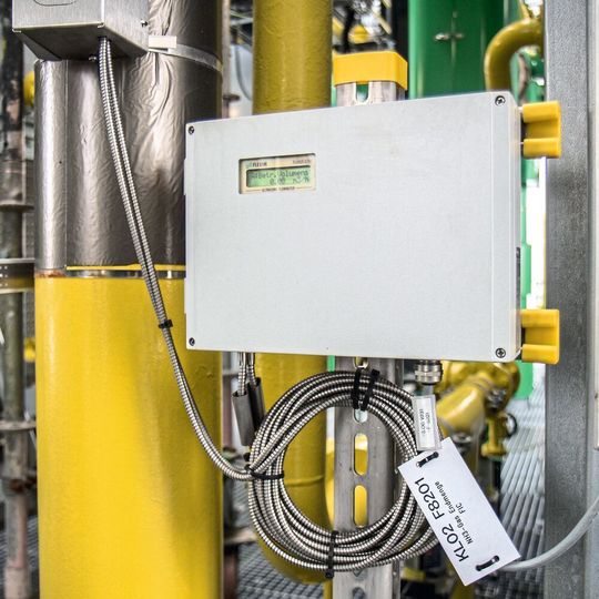 Geschützt durch ein Aluminiumgehäuse misst hier ein Clamp-On-Ultraschallsystem eingriffsfrei den Durchfluss von warmem Ammoniakgas in der Kältezentrale eines Chemieparks. Geschützt durch ein Aluminiumgehäuse misst hier ein Clamp-On-Ultraschallsystem eingriffsfrei den Durchfluss von warmem Ammoniakgas in der Kältezentrale eines Chemieparks.