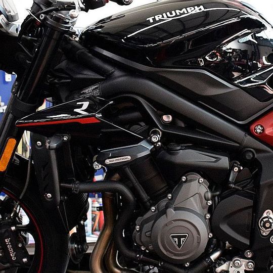 Schön und sicher: Sturzpad von SW-Motech für die Triumph Street Triple. Schön und sicher: Sturzpad von SW-Motech für die Triumph Street Triple.