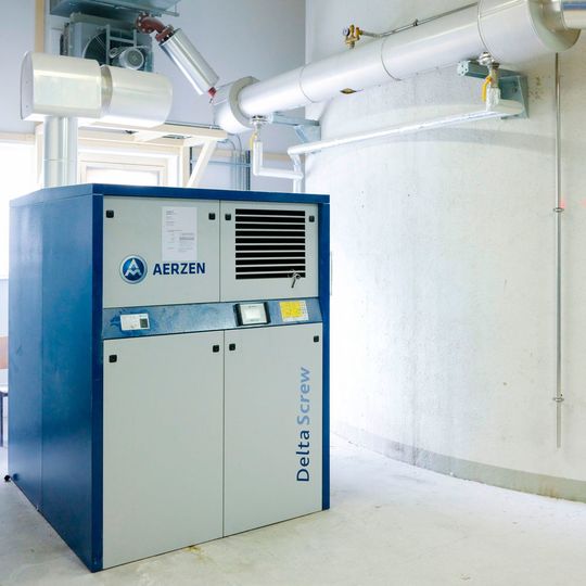 Mithilfe von Aerzen-Schraubenverdichtern wird bei Knauf Stuckgips für die Faserplattenproduktion pneumatisch transportiert. Mithilfe von Aerzen-Schraubenverdichtern wird bei Knauf Stuckgips für die Faserplattenproduktion pneumatisch transportiert.
