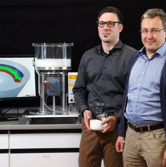 Dominik Weis (li.) und Prof. Sergiy Antonyuk arbeiten daran, die Prozesse der Kugelbildung im Sphäronisator zu verbessern. Dominik Weis (li.) und Prof. Sergiy Antonyuk arbeiten daran, die Prozesse der Kugelbildung im Sphäronisator zu verbessern.