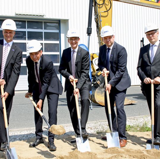 Markus Wittig (Director Global Supply Chain & Operations), Udo Panzer (Projektleiter und Operations Manager EMEA & Südamerika), Martin Jung (Senior Vice President Surface Treatment), Peter Fendel (Managing Director) und Ulrich Eberhardt (Betriebsleiter Produktion Aerospace Technologies) (v.l.n.r.) setzen den Spatenstich für die Erweiterung des Standortes. Markus Wittig (Director Global Supply Chain & Operations), Udo Panzer (Projektleiter und Operations Manager EMEA & Südamerika), Martin Jung (Senior Vice President Surface Treatment), Peter Fendel (Managing Director) und Ulrich Eberhardt (Betriebsleiter Produktion Aerospace Technologies) (v.l.n.r.) setzen den Spatenstich für die Erweiterung des Standortes.