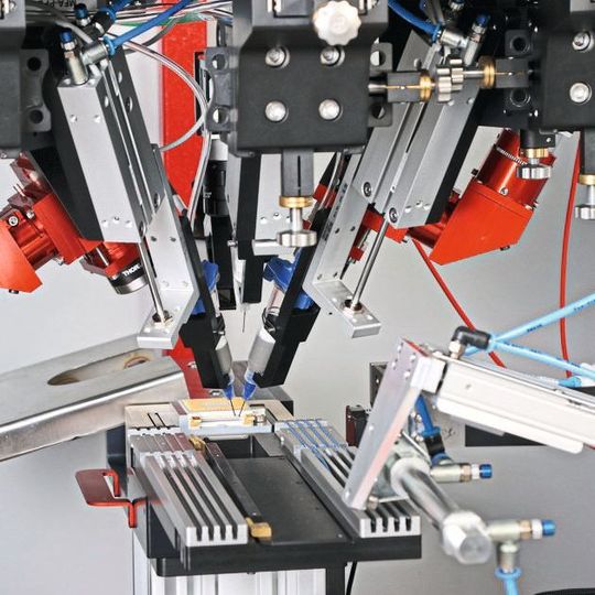 Das selektive Laserlöten eignet sich ideal zum Löten dünner Drähten oder kleinen Lötpads, da der Laserstrahl nur einen kleinen Arbeitsbereich erhitzt. Das selektive Laserlöten eignet sich ideal zum Löten dünner Drähten oder kleinen Lötpads, da der Laserstrahl nur einen kleinen Arbeitsbereich erhitzt.