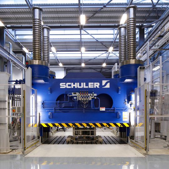 Die hydraulische Presse für die Verfahren Hochdruck-RTM und Nasspressen soll die Kosten für CFK-Bauteile senken Die hydraulische Presse für die Verfahren Hochdruck-RTM und Nasspressen soll die Kosten für CFK-Bauteile senken