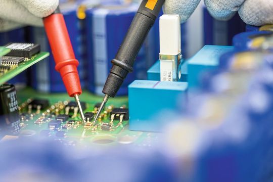 Komplexe Chip-Level Reparatur: BMK tauscht Bauteile nicht pauschal, sondern nur, wenn der Fehler definitiv lokalisiert werden konnte. Komplexe Chip-Level Reparatur: BMK tauscht Bauteile nicht pauschal, sondern nur, wenn der Fehler definitiv lokalisiert werden konnte.