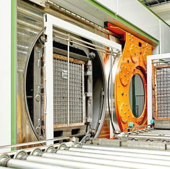 Im Jahr 2016 entschied sich Gebr. Binder für eine firmeneigene Entfettungsanlage. Seither kann der Automobil- und Maschinenbauzulieferer auch kurzfristige Aufträge just in time erledigen. Lösemittel und Dienstleistungen rund um dessen Entsorgung bezieht das metallverabeitende Unternehmen von Richard Geiss. Im Jahr 2016 entschied sich Gebr. Binder für eine firmeneigene Entfettungsanlage. Seither kann der Automobil- und Maschinenbauzulieferer auch kurzfristige Aufträge just in time erledigen. Lösemittel und Dienstleistungen rund um dessen Entsorgung bezieht das metallverabeitende Unternehmen von Richard Geiss.
