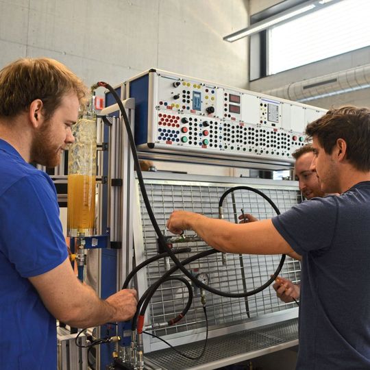 In einem Basiskurs an der ABB Technikerschule wird die Lehre der Hydraulik vermittelt. Nebst theoretischen Grundlagen wird der Aufbau und die Funktion von Hydraulik-Komponenten und deren Einsatz praktisch geübt. In einem Basiskurs an der ABB Technikerschule wird die Lehre der Hydraulik vermittelt. Nebst theoretischen Grundlagen wird der Aufbau und die Funktion von Hydraulik-Komponenten und deren Einsatz praktisch geübt.