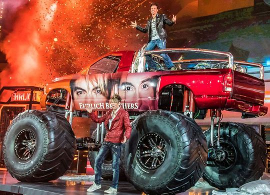 Für eine unbedenkliche Steuerung der Pyrotechnik in der Show der Ehrlich Brothers kommt das Handbediengehäuse Pilot 250 von Rose Systemtechnik zum Einsatz. Für eine unbedenkliche Steuerung der Pyrotechnik in der Show der Ehrlich Brothers kommt das Handbediengehäuse Pilot 250 von Rose Systemtechnik zum Einsatz.
