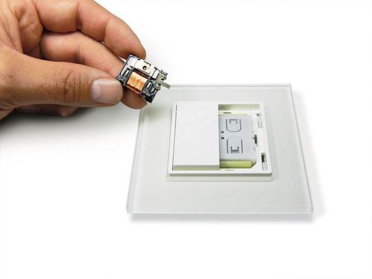 Am Drücker: Der elektromechanische Energiewandler ECO 200 ist in ein Schaltermodulintegriert. Der Wandler setzt die Energie eines Tastendrucks in elektrische Energie für ein Funkmodul um. Am Drücker: Der elektromechanische Energiewandler ECO 200 ist in ein Schaltermodulintegriert. Der Wandler setzt die Energie eines Tastendrucks in elektrische Energie für ein Funkmodul um.
