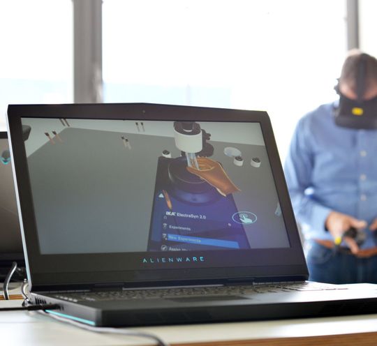 Produkte wie das Electrasyn 2.0 von IKA können in der VR-Umgebung von Realworld One konfiguriert werden. Produkte wie das Electrasyn 2.0 von IKA können in der VR-Umgebung von Realworld One konfiguriert werden.