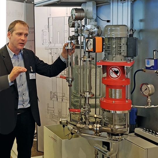 Sadko Meusel erläutert das Pumpenprinzip der Vertikalpumpe MPCV-AN anhand eines Funktionsmodells. Auch dieses Jahr stellt Bungartz seine Pumpenmodelle auf der Achema 2018 vor. Sadko Meusel erläutert das Pumpenprinzip der Vertikalpumpe MPCV-AN anhand eines Funktionsmodells. Auch dieses Jahr stellt Bungartz seine Pumpenmodelle auf der Achema 2018 vor.