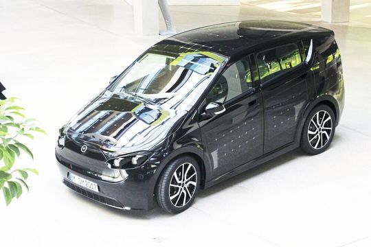 Das Solarfahrzeug Sion von Sono Motors soll 250 Kilometer Reichweite schaffen und 16.000 Euro kosten.