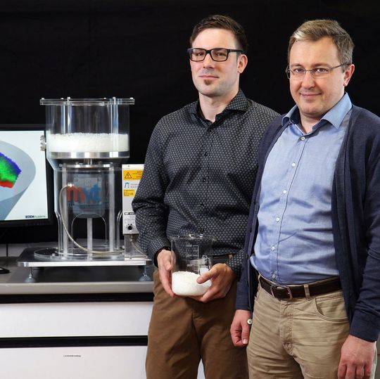 Dominik Weis (li.) und Professor Sergiy Antonyuk arbeiten daran, die Prozesse der Kugelbildung im Sphäronisator zu verbessern. Dominik Weis (li.) und Professor Sergiy Antonyuk arbeiten daran, die Prozesse der Kugelbildung im Sphäronisator zu verbessern.