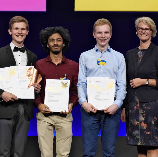 Marco David (17), Abhik Pal (19) und Benedikt Stock (19) aus Bremen-Nord erhielten mit ihrem Projekt „Hilbert meets Isabelle“ den Preis des Bundespräsidenten für eine außergewöhnliche Arbeit, überreicht von Anja Karliczek, Bundesministerin für Bildung und Forschung sowie Kuratoriumsvorsitzende der Stiftung Jugend forscht e. V.. Marco David (17), Abhik Pal (19) und Benedikt Stock (19) aus Bremen-Nord erhielten mit ihrem Projekt „Hilbert meets Isabelle“ den Preis des Bundespräsidenten für eine außergewöhnliche Arbeit, überreicht von Anja Karliczek, Bundesministerin für Bildung und Forschung sowie Kuratoriumsvorsitzende der Stiftung Jugend forscht e. V..