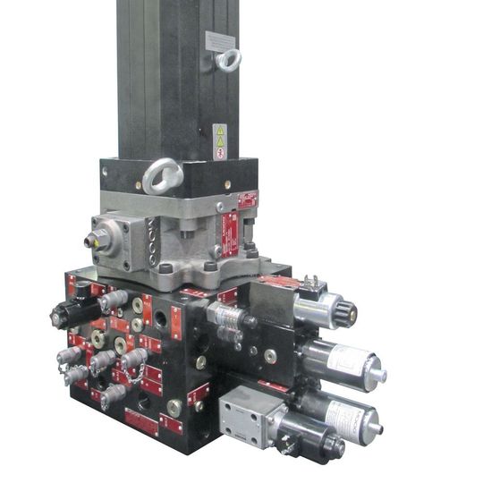 Das neue elektrohydrostatische Antriebssystem (EAS) von Moog arbeitet mit einer drehzahlvariablen Pumpe (EPU), die sich direkt an einem Steuerblock oder Hydraulikzylinder montieren lässt. Das neue elektrohydrostatische Antriebssystem (EAS) von Moog arbeitet mit einer drehzahlvariablen Pumpe (EPU), die sich direkt an einem Steuerblock oder Hydraulikzylinder montieren lässt.