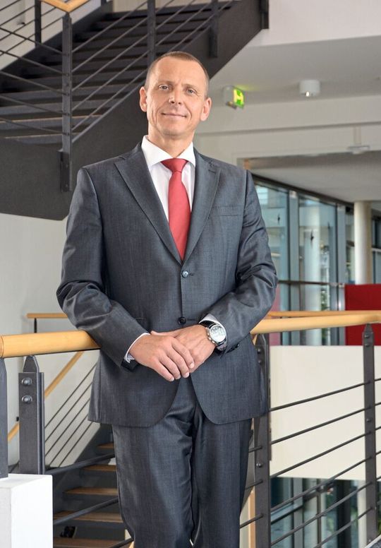Josef Wörner, Director Global Division Electromechanics Würth Elektronik eiSos: „Wir werden unser Augenmerk in Zukunft verstärkt auf Innovationen wie die SKEDD-Direktstecktechnologie und den Ausbau des Coax-Portfolios legen. Das breite Standardportfolio bleibt natürlich.“ Josef Wörner, Director Global Division Electromechanics Würth Elektronik eiSos: „Wir werden unser Augenmerk in Zukunft verstärkt auf Innovationen wie die SKEDD-Direktstecktechnologie und den Ausbau des Coax-Portfolios legen. Das breite Standardportfolio bleibt natürlich.“