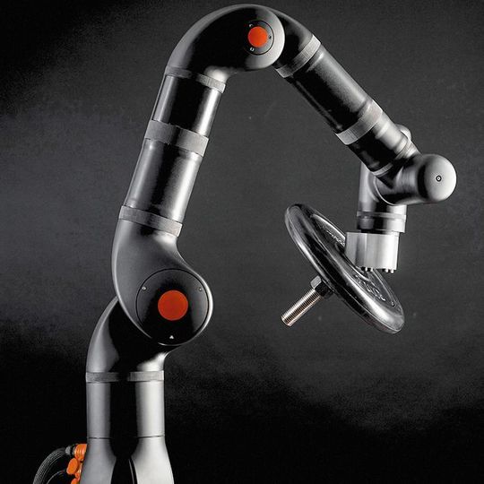 Gemäß dem Claim „strong, fast, simple“ entwickelte das dänische Start-up einzigartig effiziente industrielle Leichtgewicht-Cobots mit sieben Achsen. Gemäß dem Claim „strong, fast, simple“ entwickelte das dänische Start-up einzigartig effiziente industrielle Leichtgewicht-Cobots mit sieben Achsen.