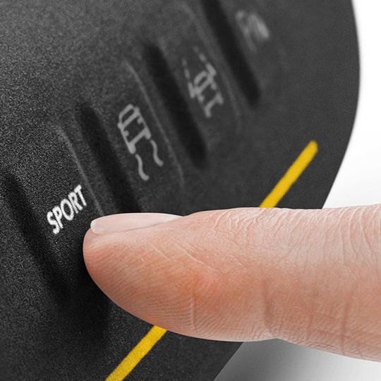 Ein Fingerdruck reicht: Die Bedienelemente im automobilen Innenraum werden erst bei Annäherung an die Oberfläche sichtbar. Ein Fingerdruck reicht: Die Bedienelemente im automobilen Innenraum werden erst bei Annäherung an die Oberfläche sichtbar.