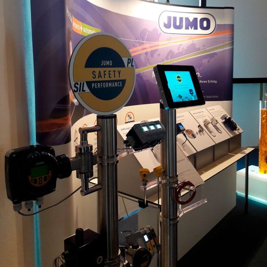 Jumo bündelt die Produktions- und Lösungskompetenz zu den Themen SIL (Safety Integrity Level) und PL (Performance Level) in der neuen Marke JSP (Jumo Safety performance). Neben dem neuen Logo, sollen JSP-Produkte durch die Farbe Gelb gekennzeichnet sein. Jumo bündelt die Produktions- und Lösungskompetenz zu den Themen SIL (Safety Integrity Level) und PL (Performance Level) in der neuen Marke JSP (Jumo Safety performance). Neben dem neuen Logo, sollen JSP-Produkte durch die Farbe Gelb gekennzeichnet sein.