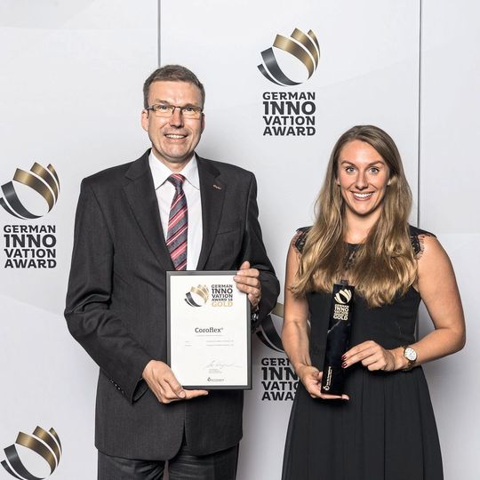 Michael Lindau, Head of Key Account Management und Nina Grevelhörster, Marketingmanagerin bei Coroplast, freuen sich über den German Innovation Award. Michael Lindau, Head of Key Account Management und Nina Grevelhörster, Marketingmanagerin bei Coroplast, freuen sich über den German Innovation Award.