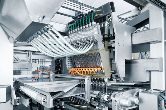 Simultane Abfüllung unterschiedlicher Produkte: möglich dank des mehrbahnigen dezentralen Dosiersystems Simultane Abfüllung unterschiedlicher Produkte: möglich dank des mehrbahnigen dezentralen Dosiersystems