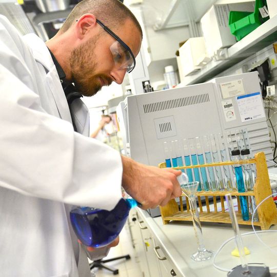 Davide Viscarelli aus Bologna bereitet Proben vor, mit denen er verschiedene Lichtleiter testet. Davide Viscarelli aus Bologna bereitet Proben vor, mit denen er verschiedene Lichtleiter testet.