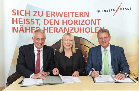 v.l. Martin Roschkowski, Petra Haarburger, beide Geschäftsführung Mesago, und Dr. Roland Fleck, CEO Nürnberg Messe Group, unterzeichneten die Vertragsverlängerung für den Ausrichtungsort der SPS IPC Drives. v.l. Martin Roschkowski, Petra Haarburger, beide Geschäftsführung Mesago, und Dr. Roland Fleck, CEO Nürnberg Messe Group, unterzeichneten die Vertragsverlängerung für den Ausrichtungsort der SPS IPC Drives.