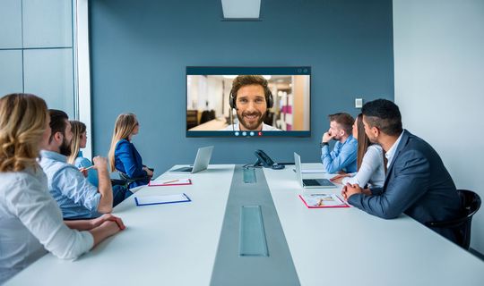 Die Multisync-C-Displays verfügen über eine Wake-up-Funktion für einen automatischen Start bei Meetings.