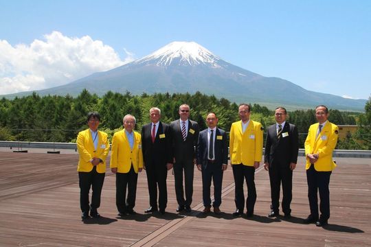 Prof. Jürgen Kletti (Dritter von links), Geschäftsführender Gesellschafter von MPDV, und die MPDV-Delegation mit Fanuc-Gesellschater Dr.Eng. Yoshiharu Inaba (Zweiter von links) beim Besuch des Fanuc Headquarters am Fuß des Mount Fuji, Japan. Prof. Jürgen Kletti (Dritter von links), Geschäftsführender Gesellschafter von MPDV, und die MPDV-Delegation mit Fanuc-Gesellschater Dr.Eng. Yoshiharu Inaba (Zweiter von links) beim Besuch des Fanuc Headquarters am Fuß des Mount Fuji, Japan.