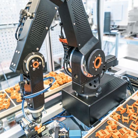 Robolink Gelenkroboter und Portalroboter montieren gemeinsam e-ketten in der igus Fabrik in Köln – die Amortisationszeit beträgt oft vier bis sieben Monate. (Quelle: ) Robolink Gelenkroboter und Portalroboter montieren gemeinsam e-ketten in der igus Fabrik in Köln – die Amortisationszeit beträgt oft vier bis sieben Monate. (Quelle: )