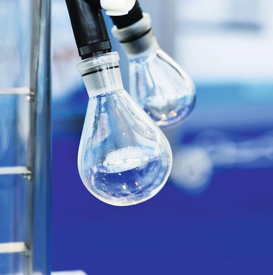 Abb.1: Flüssigkeiten müssen im Labor häufig erhitzt werden. Dabei kann auch mal etwas schief gehen. Abb.1: Flüssigkeiten müssen im Labor häufig erhitzt werden. Dabei kann auch mal etwas schief gehen.
