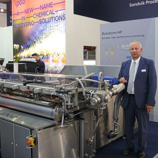 Wolfgang Kamps, Ipco Sales Manager D-A-CH mit dem neuen Rotoform HP für hochviskose Produkte Wolfgang Kamps, Ipco Sales Manager D-A-CH mit dem neuen Rotoform HP für hochviskose Produkte