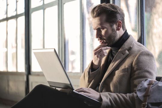 Setzten Unternehmen Künstliche Intelligenz ein, ohne sich vorher umfangreich damit zu beschäftigen, können im Prozess der Implementierung einige Fehler auftauchen. Setzten Unternehmen Künstliche Intelligenz ein, ohne sich vorher umfangreich damit zu beschäftigen, können im Prozess der Implementierung einige Fehler auftauchen.