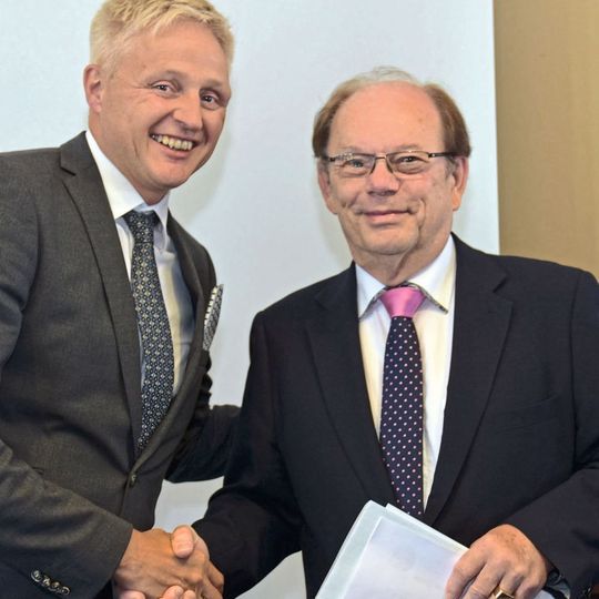 ASA-Präsident Frank Beaujean (li.) bedankt sich bei „Mr. Werkstattausrüstung“ für seine langjährige Verbandsarbeit. ASA-Präsident Frank Beaujean (li.) bedankt sich bei „Mr. Werkstattausrüstung“ für seine langjährige Verbandsarbeit.