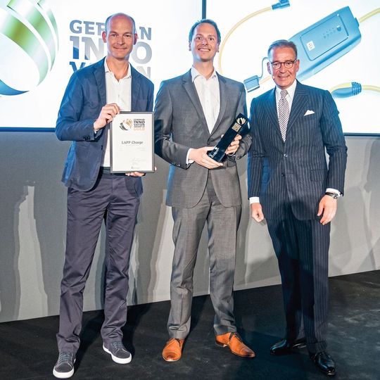 Sven von Boetticher, Inhaber von ID AID, und Lapp-CEO Matthias Lapp nehmen den German Innovation Award der Kategorie Transportation von Andrej Kupetz, Hauptgeschäftsführer des Rat für Formgebung, entgegen (v.l.n.r.). Sven von Boetticher, Inhaber von ID AID, und Lapp-CEO Matthias Lapp nehmen den German Innovation Award der Kategorie Transportation von Andrej Kupetz, Hauptgeschäftsführer des Rat für Formgebung, entgegen (v.l.n.r.).