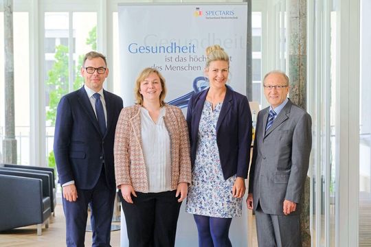 Die neue Doppelspitze Sarah Haake-Schäfer (2.v.l.) und Dr. Rainer Kalamajka (l.) freut sich auf die nun anstehenden Herausforderungen. Dr. Peter Gebhardt (r.) leitete die TKMT seit 2006 und wurde u.a. von Nadine Benad, Leiterin Regulatory Affairs bei Spectaris, feierlich verabschiedet. Die neue Doppelspitze Sarah Haake-Schäfer (2.v.l.) und Dr. Rainer Kalamajka (l.) freut sich auf die nun anstehenden Herausforderungen. Dr. Peter Gebhardt (r.) leitete die TKMT seit 2006 und wurde u.a. von Nadine Benad, Leiterin Regulatory Affairs bei Spectaris, feierlich verabschiedet.