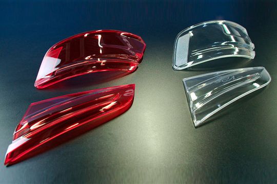 Mit dem Vollfarb-Multimaterial-3-D-Drucker lassen sich transparente, mehrfarbige Bauteile herstellen, die den Anforderungen des Design-Freigabeverfahrens genügen. Mit dem Vollfarb-Multimaterial-3-D-Drucker lassen sich transparente, mehrfarbige Bauteile herstellen, die den Anforderungen des Design-Freigabeverfahrens genügen.