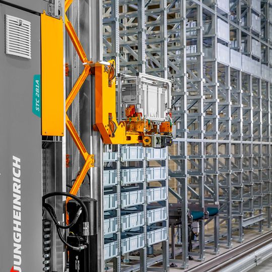 Die „SuperCabs“ des Jungheinrich-RBG sind speziell auf das Fahrverhalten des Regalbediengeräts abgestimmte Energiepuffer, die Bremsenergie speichern können.