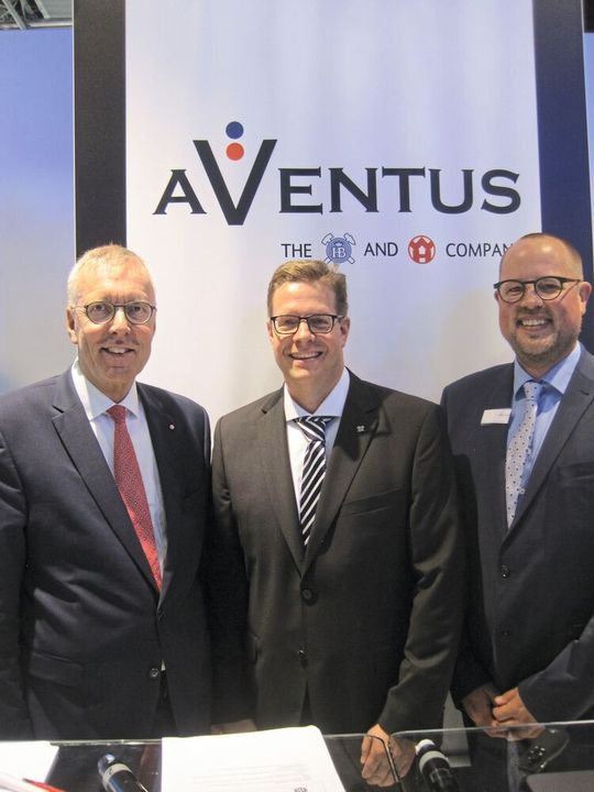 Jürgen Vutz (left), Florian Festge (center) and Kai Lammers (right) with the logo of the new JV Jürgen Vutz (left), Florian Festge (center) and Kai Lammers (right) with the logo of the new JV