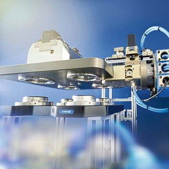 Bei kleinen und mittleren Losgrössen gewährleistet das Palettiersystem Vero-S NSA plus eine hohe Prozesssicherheit, Flexibilität und Wirtschaftlichkeit. Bei kleinen und mittleren Losgrössen gewährleistet das Palettiersystem Vero-S NSA plus eine hohe Prozesssicherheit, Flexibilität und Wirtschaftlichkeit.