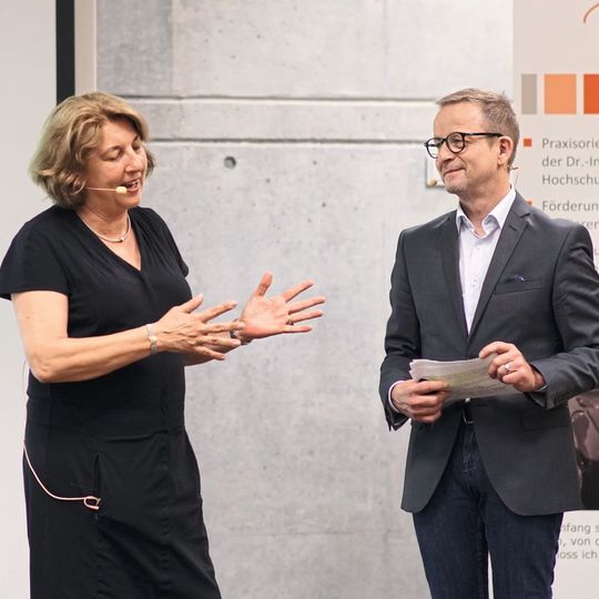 Elke Lücke, Leiterin Personalentwicklung bei Porsche, gab zusammen mit IFA-Chef Prof. Dr. Stefan Reindl den Startschuss zum Automobilsommer. Elke Lücke, Leiterin Personalentwicklung bei Porsche, gab zusammen mit IFA-Chef Prof. Dr. Stefan Reindl den Startschuss zum Automobilsommer.